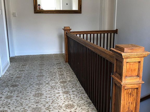 Charming entry foyer to apartment