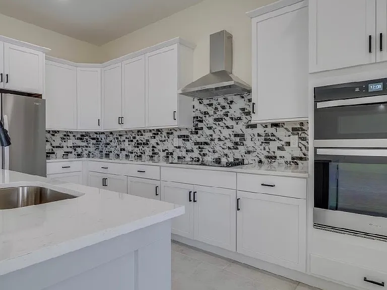 141 SW 37th Pl — Photo 9