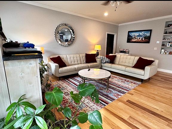 5th image of 102 Pembroke Ln