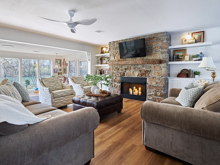 220 Swinging Bridge Dr — Photo 1