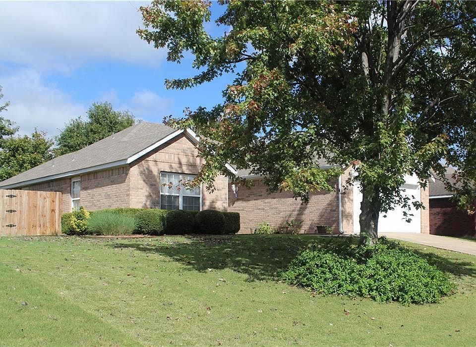 1st image of 810 Henrietta Pl