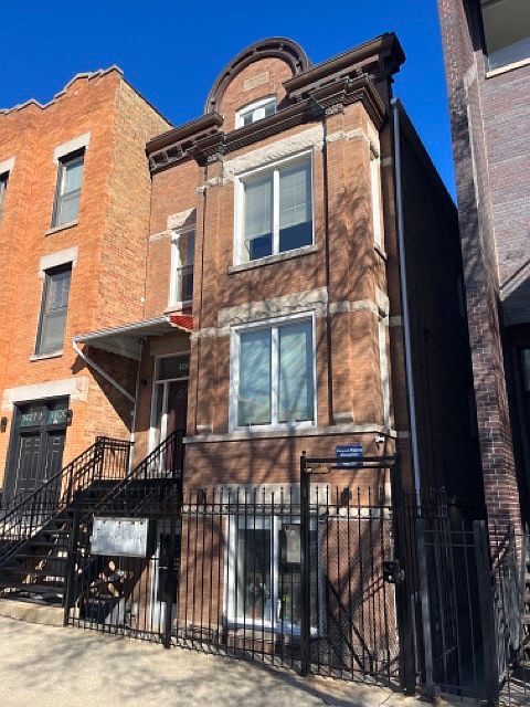 1st image of 1425 N Wood St APT 3A