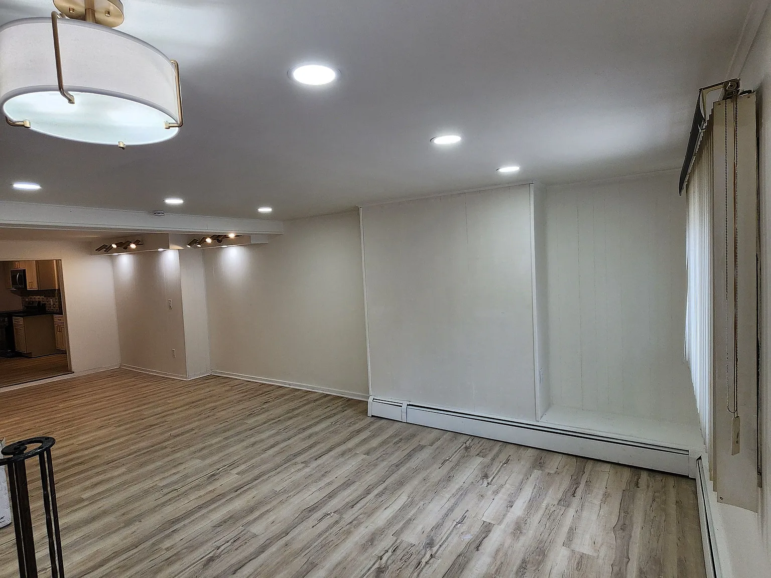 5 bed, 3.5 bath, 2400 sqft, $3,500 — Photo 3