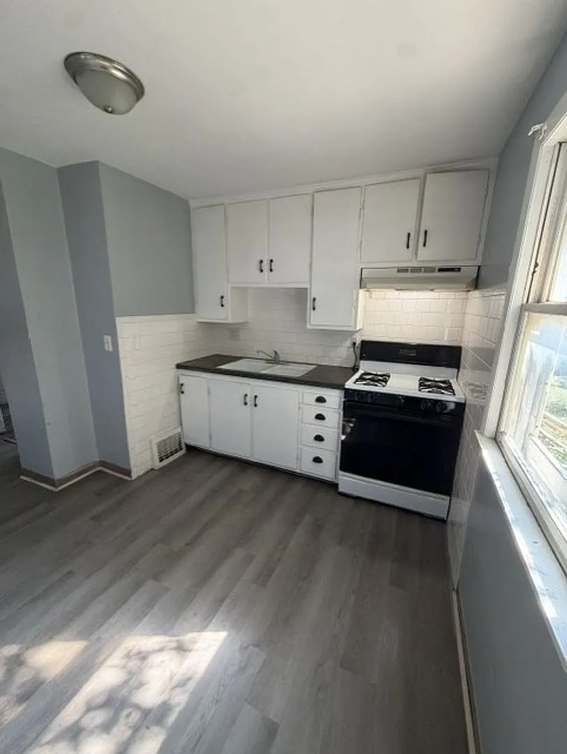 6118 25th Ave. (Duplex) — Photo 3