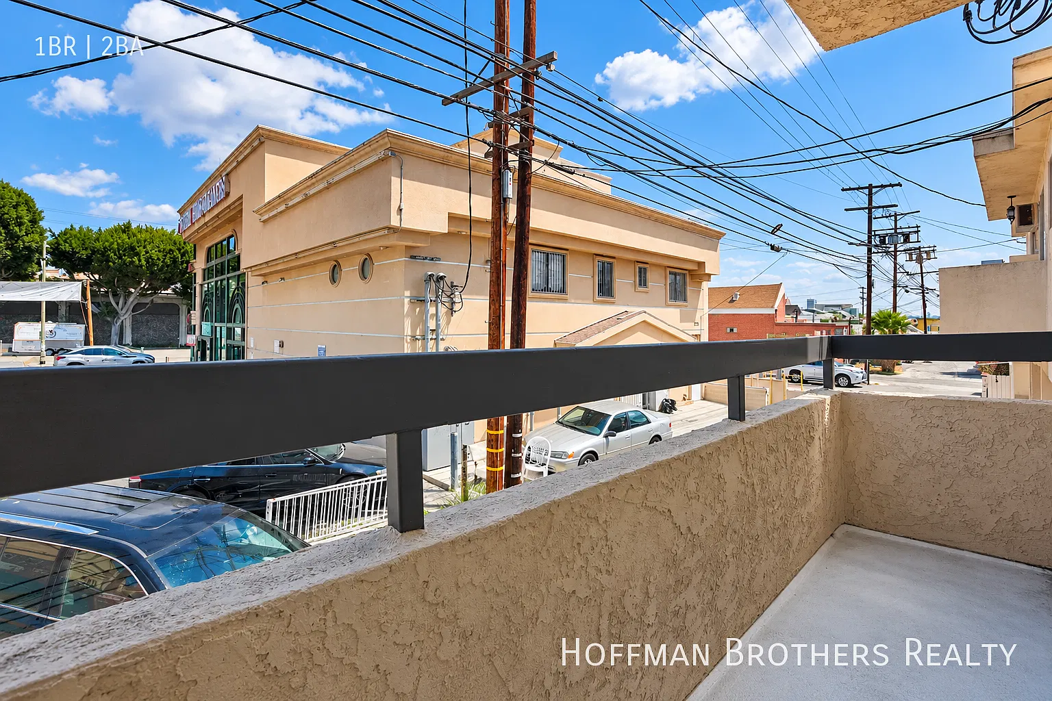 Massive 1 Bed 1.5 Bath Apartment With Parking And In-Unit Laundry! — Photo 4