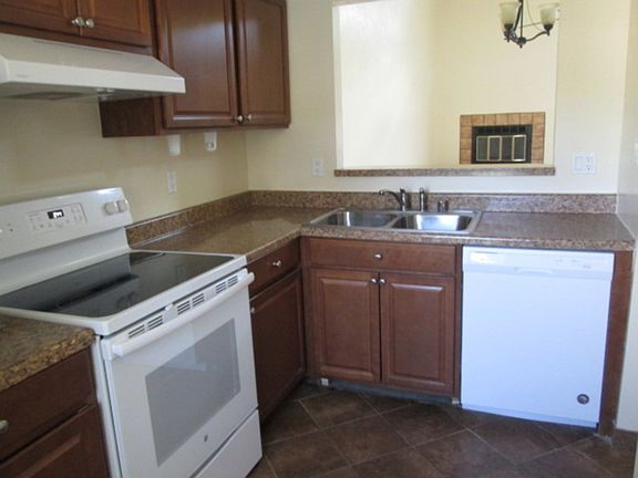 5th image of 612 Willow Ct SE