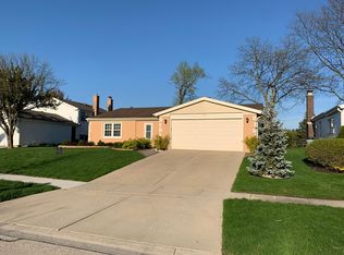 945 Greenridge Rd, Buffalo Grove, IL 60089