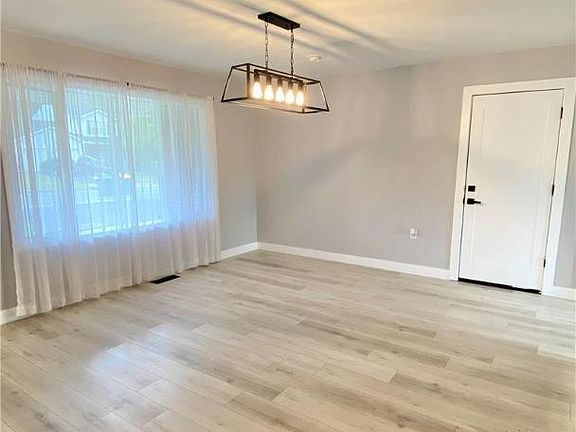 4th image of 2488 Bonnie Ln