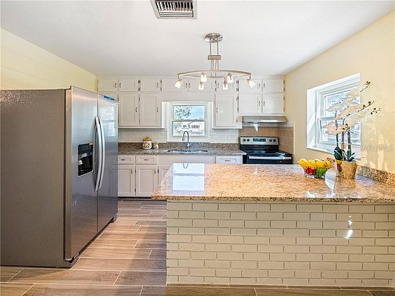 5th image of 6608 Edgewater Dr