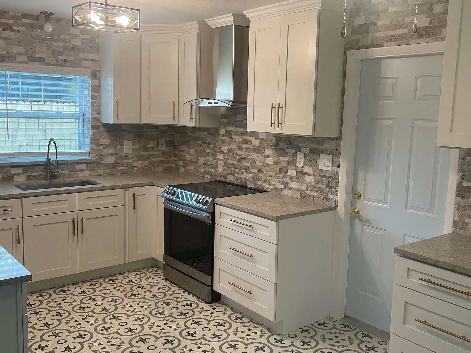 1700 S Jefferson Ave — Photo 4