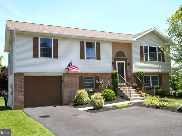321 Smokering Dr, Robesonia, PA 19551