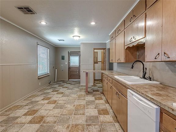 3rd image of 717 W C Ave