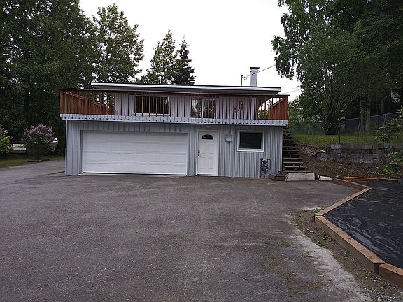 Garage w/upper deck