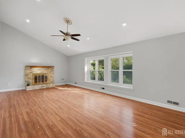 20 Franklin Dr, Plainsboro, NJ 08536
