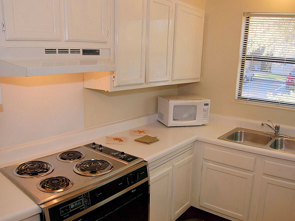 2nd image of 602 Montclair Dr APT D