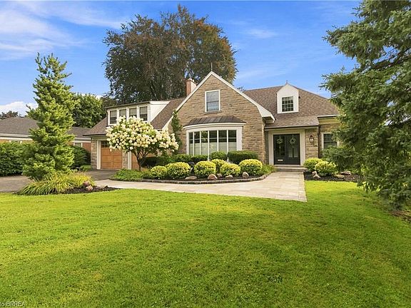 2nd image of 8 Tutela Heights Rd