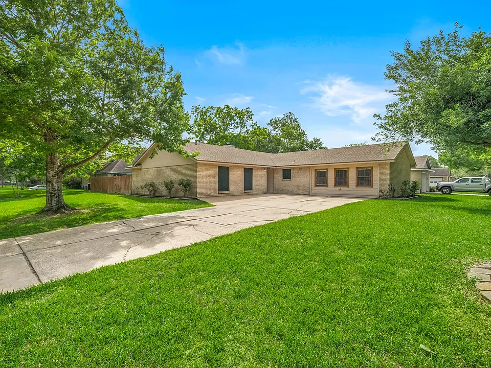 4915 Kentington Dr