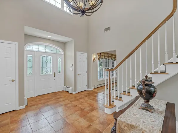 24 Charnwood Dr, Suffern, NY 10901