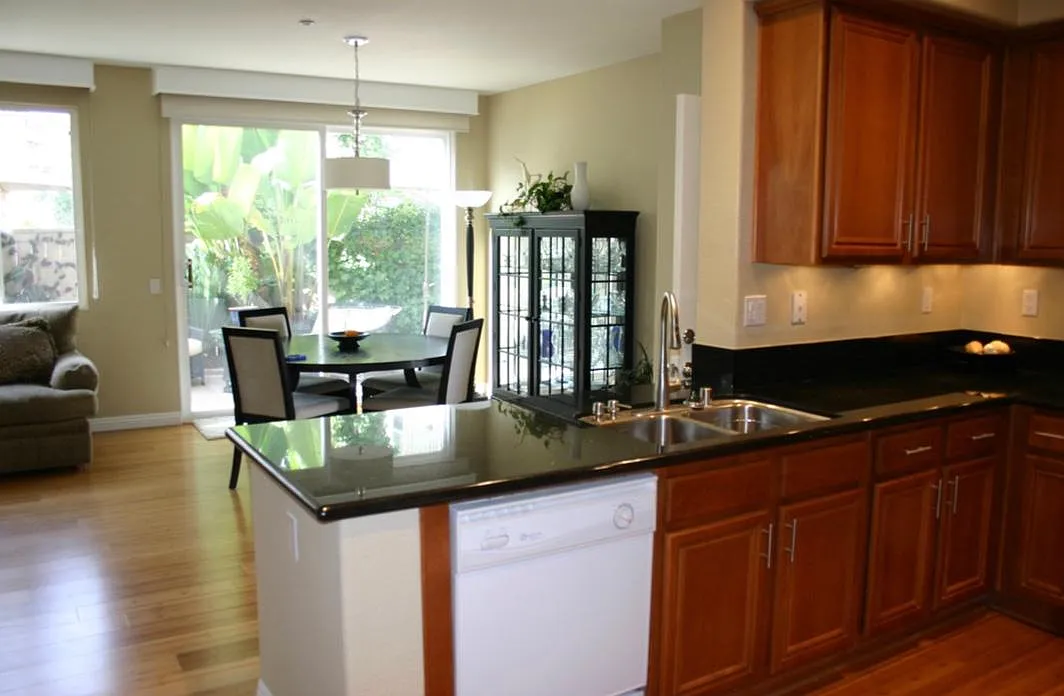 3 bed, 2.5 bath, 1538 sqft, $4,600 — Photo 3