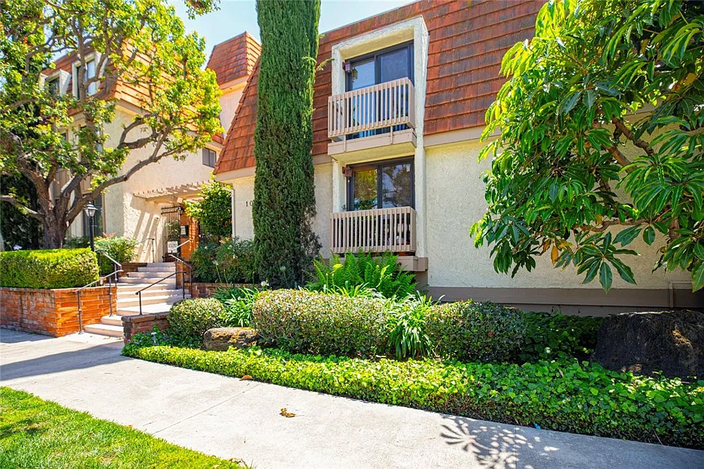 2 bed, 1080 sqft, $3,280 — Photo 1