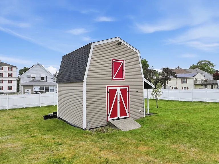 12 Lawrence St — Photo 37