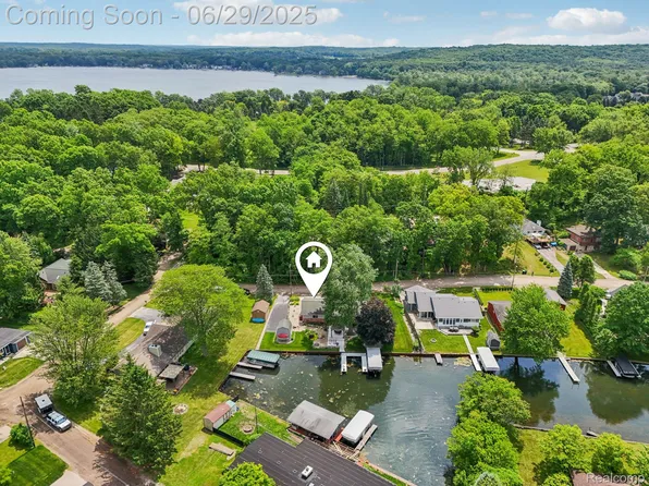 11920 Portage Lake Ave, Pinckney, MI 48169