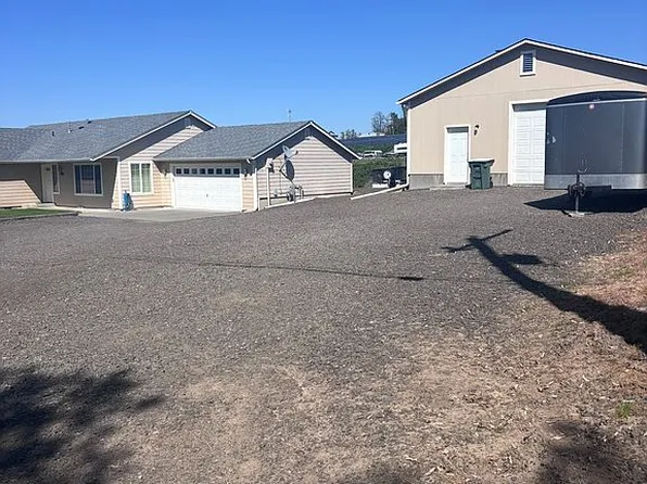 107 S Hill St, Weston, OR 97886