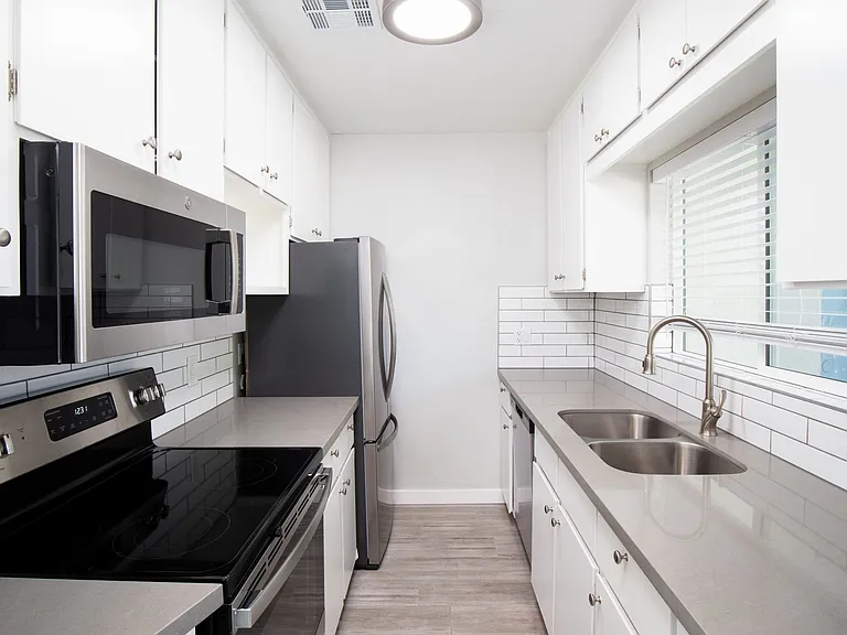 2122 W Augusta Ave #7 — Photo 5