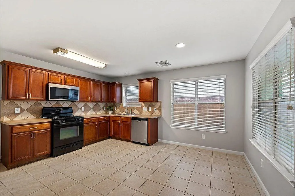 3 bed, 2.5 bath, 2654 sqft, $2,250 — Photo 4