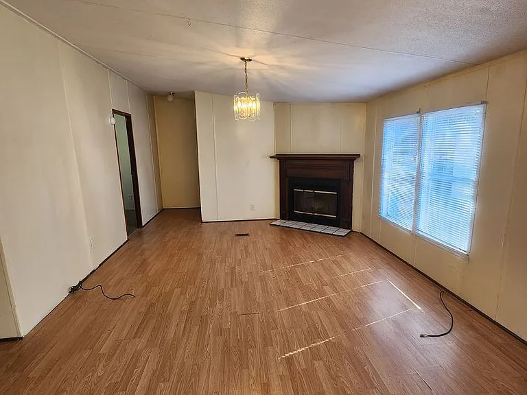 944 Hollywood Dr — Photo 14
