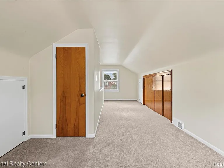 4521 Elmwood Ave — Photo 26