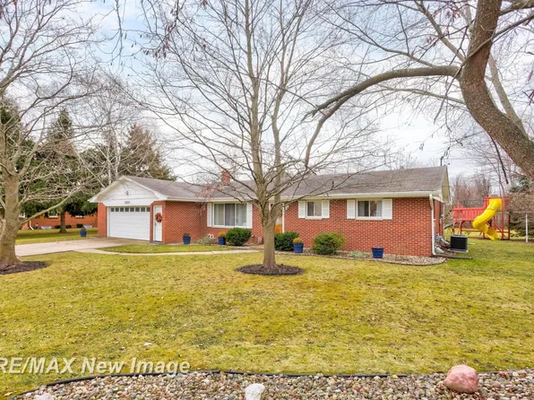 2221 W Stoker Dr, Saginaw, MI 48604