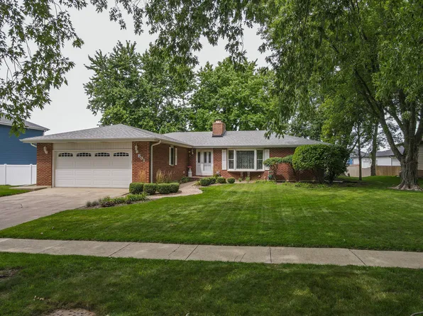 831 Maple Ln, Peotone, IL 60468
