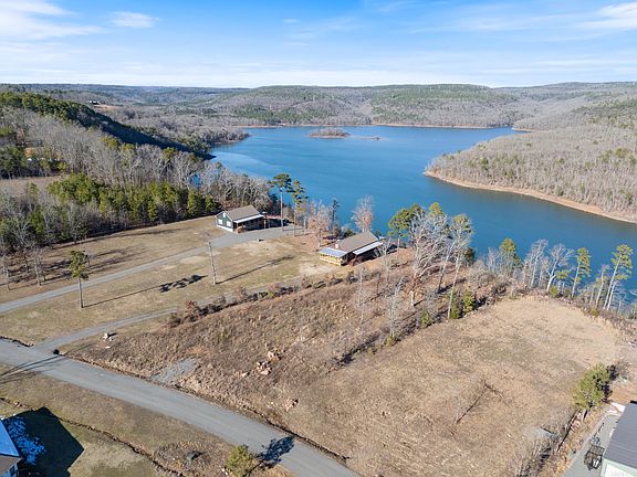 3rd image of 12 The Bluffs Dr