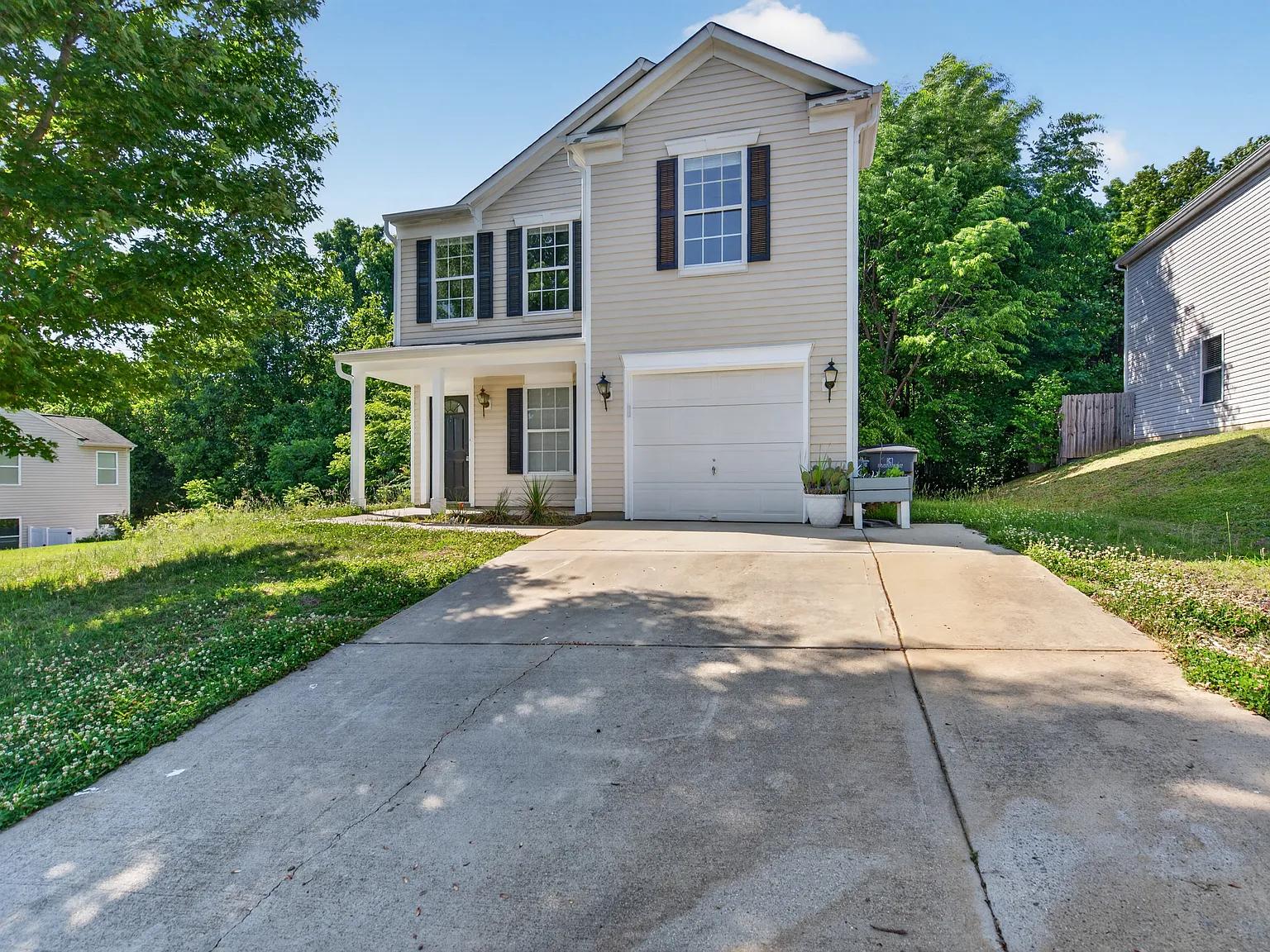 3 bed, 2.5 bath, 1903 sqft, $1,950 — Photo 1