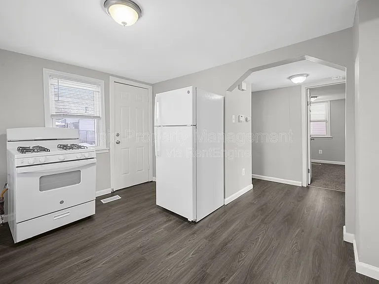 21930 Elroy Ave — Photo 2