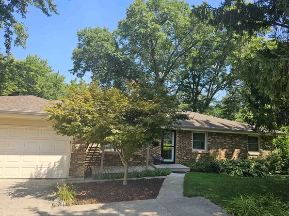 2802 Highcrest Rd, Rockford, IL 61107