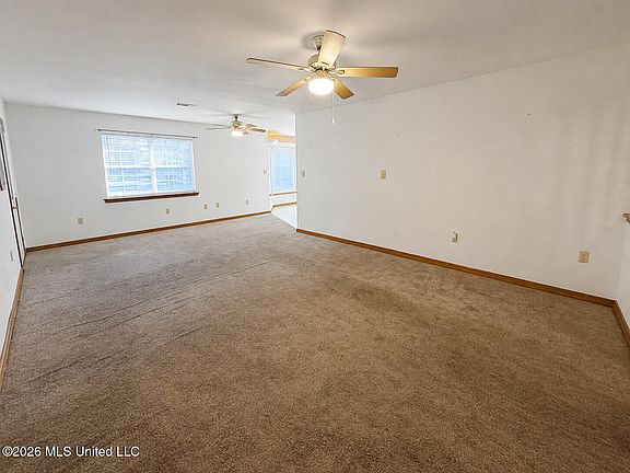 5th image of 709 Hillcrest Loop