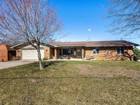 60 Rose Dr, East Dubuque, IL 61025