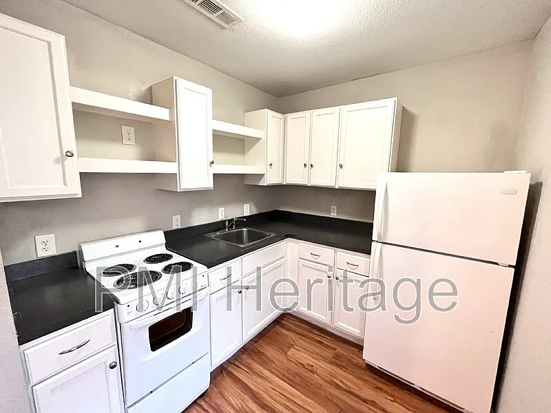 2 bed, 1.0 bath, 700 sqft, $930 — Photo 3