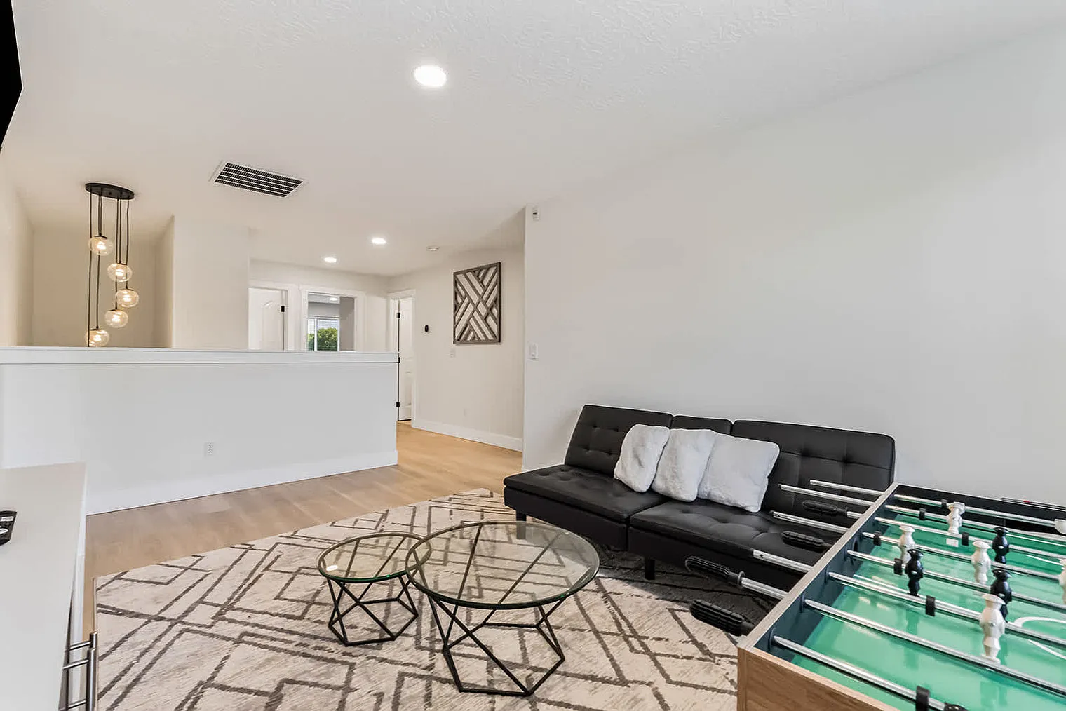5 bed, 2.0 bath, 3993 sqft, $9,782 — Photo 2