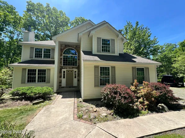 118 Country Club Dr, Hawley, PA 18428