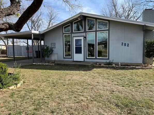 202 N Loop Dr, Brady, TX 76825