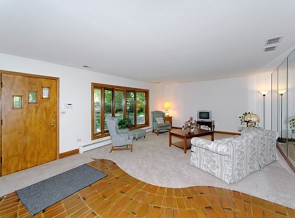 3rd image of 17W140 Oak Meadow Dr