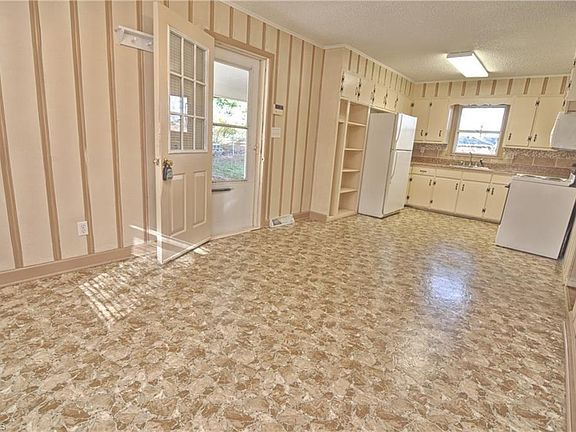 3rd image of 418 Chapel Dr