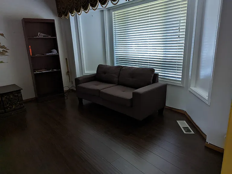 1013 Iris Ave — Photo 4