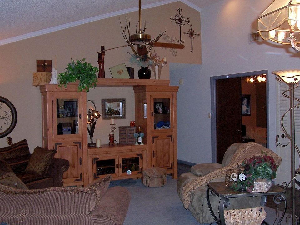 LR - vaulted ceiling