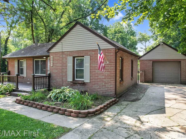6451 Barker Dr, Waterford, MI 48329