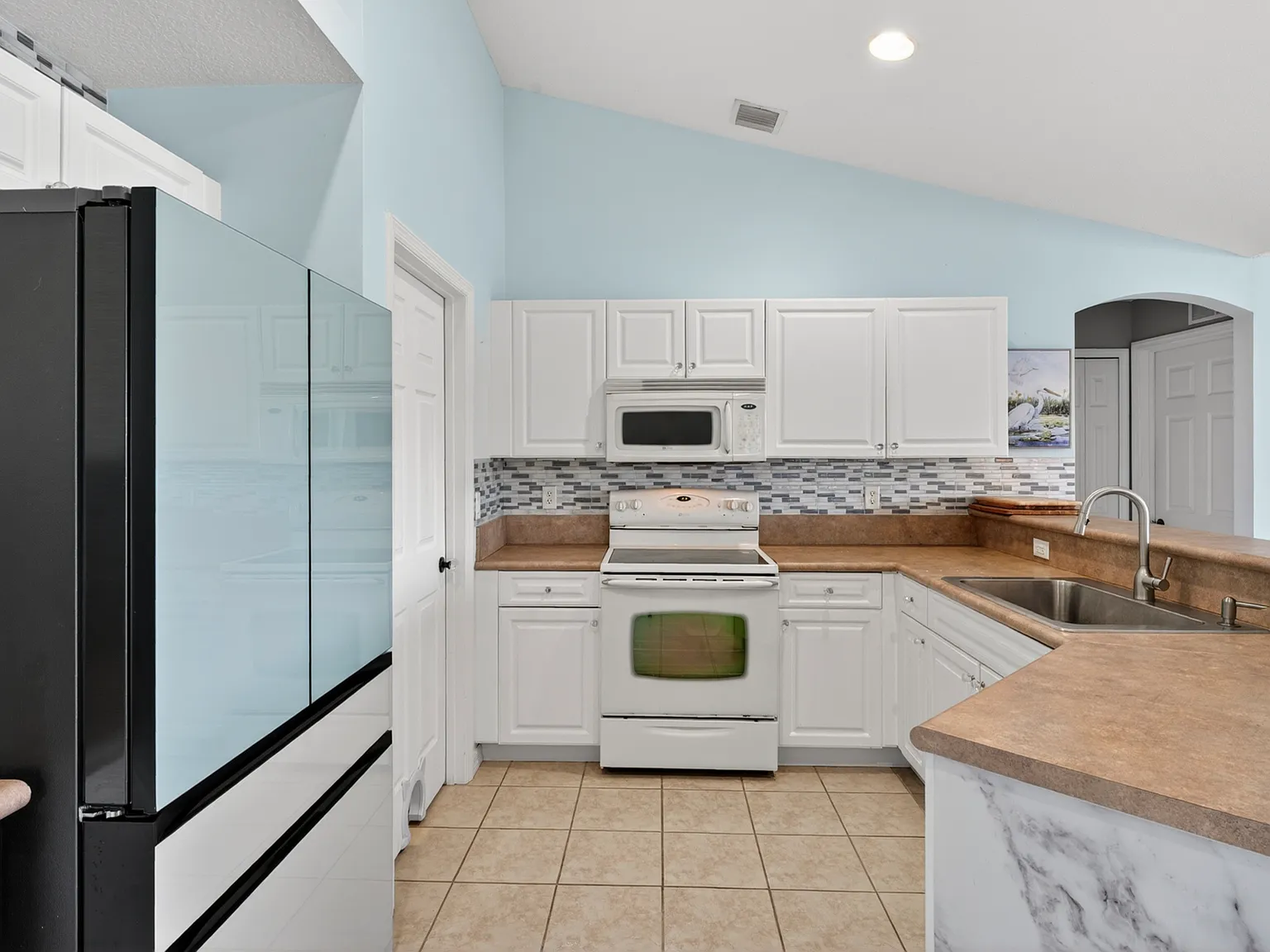3 bed, 2248 sqft, $2,600 — Photo 3