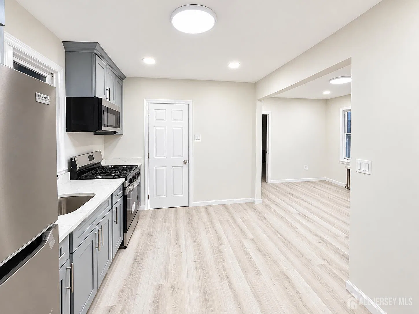 2 bed, 1.0 bath, $2,600 — Photo 3